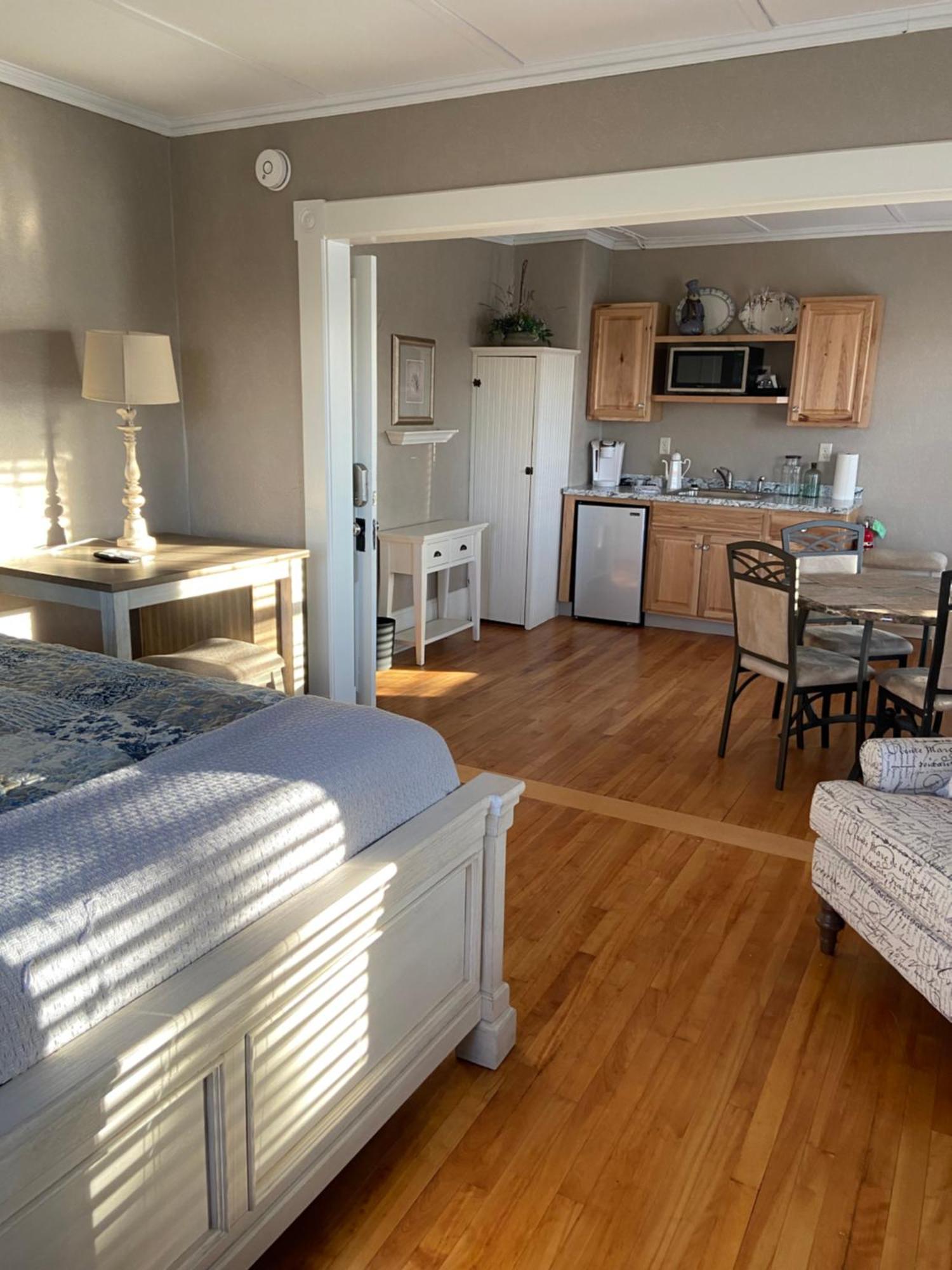 Tavern - The Blue Suite Newport Екстер'єр фото